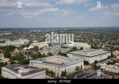 Luftbild des Capitol Hill mit dem Madison, Jefferson und Adams Gebäude der Bibliothek des Kongresses hinter das Cannon House Office Building, Washington, D.C. Stockfoto