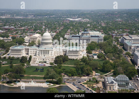 Luftbild des Capitol Hill mit dem US Capitol, mit der Bibliothek des Kongresses Thomas Jefferson Gebäude hinter, Washington, D.C. Stockfoto