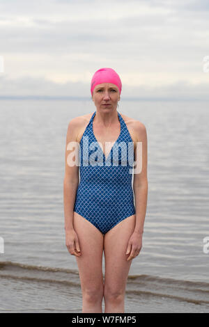 Edinburgh, Schottland, Großbritannien. Am 6. August, 2019. Wilde Schwimmer Liz Richardson, der geschaffen hat und führt in Baden am Pleasance während des Edinburgh Fringe Festival eingeladen, Fringe Arbeitnehmer ihr für eine Gruppe Bad im Firth von weiter an der Portobello Beach zu verbinden. Die Idee ist es, die Gesundheit und das Wohlbefinden während des Festivals zu fördern. Liz Richardson will ihre positiven Erfahrungen der Außenpool zu teilen und eine Möglichkeit für Menschen auszuschalten und tune in die Natur. Credit: Iain Masterton/Alamy leben Nachrichten Stockfoto