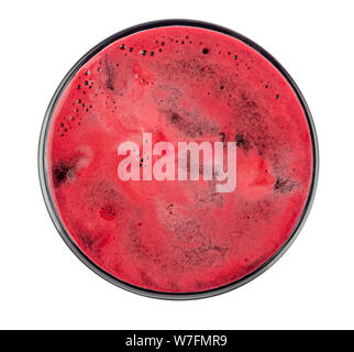 Frischer Saft aus Rote Beete - ein Glas Schuss aus der Vogelperspektive - Perspektive - auf weißem Hintergrund Stockfoto