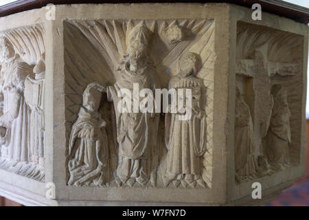 Kirche aller Heiligen, Great Glemham, Suffolk, England, UK-sieben Sakrament font Darstellung Ordination Stockfoto