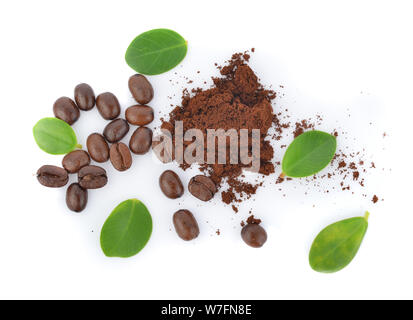 Blick von oben auf die Kaffeebohnen mit grünen Blättern auf weißem Hintergrund Stockfoto
