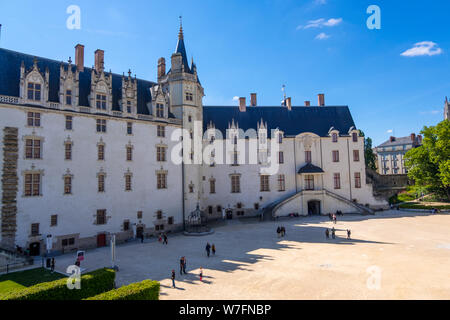Nantes, Frankreich - Mai 12, 2019: Touristen wandern im Innenhof von Schloss der Herzöge der Bretagne, Nantes, Frankreich Stockfoto