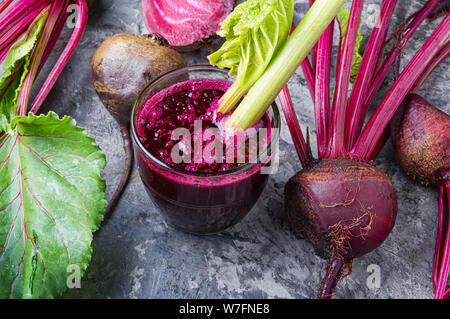 Rote-bete-Saft. Rote Beete Detox-smoothie. Gesundes essen. Gemüse frische Zuckerrüben Saft Smoothie. Stockfoto