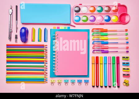 Auf dem Tisch ist eine Komposition von der Schule Schreibwaren Stockfoto