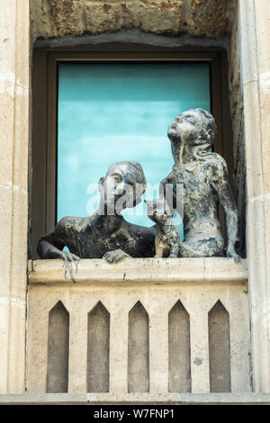 Baku, Aserbaidschan - Mai 5, 2019. Skulptur von ein Mädchen, ein Junge und eine Katze aus einem Fenster in der Altstadt von Baku. Stockfoto