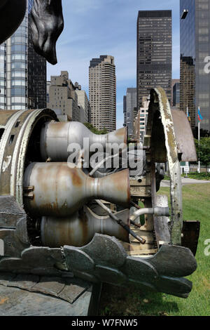 (190806) - DIE VEREINTEN NATIONEN, August 6, 2019 (Xinhua) - Foto auf Aug 5, 2019 zeigt einen Teil des 'Guten besiegt das Böse' Skulptur am Sitz der Vereinten Nationen in New York. Die Skulptur, die ein Geschenk von der Sowjetunion im Jahre 1990 präsentiert anlässlich des 45. Jahrestages der Vereinten Nationen. Als lebendiges Symbol der Abrüstung, der das Stück dazu bestimmt, die Welt zu erklären, dass nach einem langen kalten Krieg, die beiden Großmächte ein Konsens erreicht und Friede über den Krieg herrschen. Gehen mit Kommentar: "Gute besiegt das Böse' Statue nicht Zeugnis von Ungebundenem nuklearen Wettrüstens geworden (Xinhua/Li Stockfoto