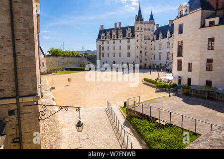 Nantes, Frankreich - Mai 12, 2019: Der Innenhof von Schloss der Herzöge der Bretagne, Nantes, Frankreich Stockfoto