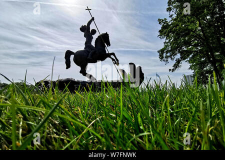 (190806) - DIE VEREINTEN NATIONEN, August 6, 2019 (Xinhua) - Foto auf Aug 5, 2019 genommen wird, zeigt die "Guten besiegt das Böse' Skulptur am Sitz der Vereinten Nationen in New York. Die Skulptur, die ein Geschenk von der Sowjetunion im Jahre 1990 präsentiert anlässlich des 45. Jahrestages der Vereinten Nationen. Als lebendiges Symbol der Abrüstung, der das Stück dazu bestimmt, die Welt zu erklären, dass nach einem langen kalten Krieg, die beiden Großmächte ein Konsens erreicht und Friede über den Krieg herrschen. Gehen mit Kommentar: "Gute besiegt das Böse' Statue nicht Zeugnis von Ungebundenem nuklearen Wettrüstens geworden (Xinhua/Li Muzi) Stockfoto