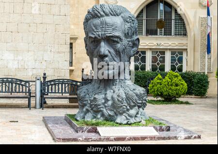 Baku, Aserbaidschan - Mai 5, 2019. Büste von aserbaidschanischen Dichters Aliagha Vahid (1895 - 1965) in Vahid Garten in Baku. Vahid war für die Wiedereinführung der mediev bekannt Stockfoto