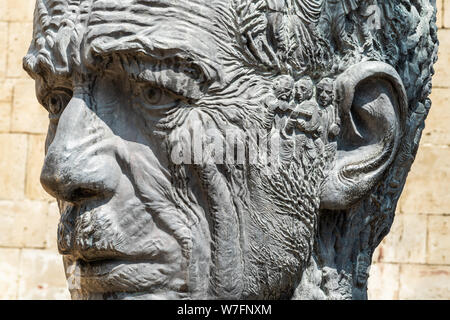 Baku, Aserbaidschan - Mai 5, 2019. Büste von aserbaidschanischen Dichters Aliagha Vahid (1895 - 1965) in Vahid Garten in Baku. Vahid war für die Wiedereinführung der mediev bekannt Stockfoto