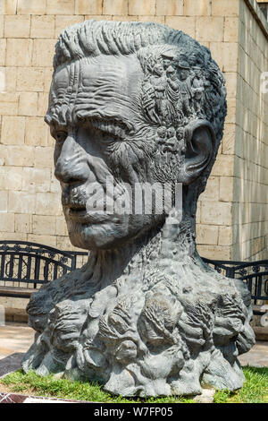 Baku, Aserbaidschan - Mai 5, 2019. Büste von aserbaidschanischen Dichters Aliagha Vahid (1895 - 1965) in Vahid Garten in Baku. Vahid war für die Wiedereinführung der mediev bekannt Stockfoto