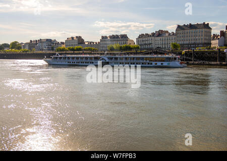 Nantes, Frankreich - Mai 12, 2019: Das kreuzfahrtschiff Loire Prinzessin verlässt bei Sonnenuntergang von Nantes, Frankreich Stockfoto