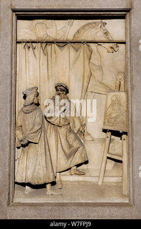 Leonardo da Vinci (1452-1519). Italienischen Universalgelehrten der Renaissance. Denkmal von Leonardo da Vinci von Pietro Magni, 1872. Am Fuße des Sockels stand seine vier Favoriten Studenten. Die Reliefs zeigen einige der Disziplinen, die da Vinci gemeistert: Malerei, Bildhauerei, Ingenieurwissenschaften und Architektur. Detail Eines der RELIEFS. Piazza della Scala. Mailand, Italien. Region Lombardei. Stockfoto