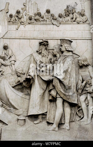 Leonardo da Vinci (1452-1519). Italienischen Universalgelehrten der Renaissance. Denkmal von Leonardo da Vinci von Pietro Magni, 1872. Am Fuße des Sockels stand seine vier Favoriten Studenten. Die Reliefs zeigen einige der Disziplinen, die da Vinci gemeistert: Malerei, Bildhauerei, Ingenieurwissenschaften und Architektur. Detail Eines der RELIEFS. Piazza della Scala. Mailand, Italien. Region Lombardei. Stockfoto