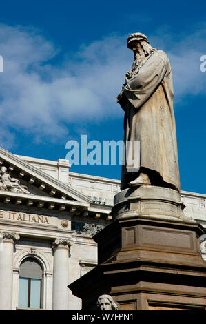 Leonardo da Vinci (1452-1519). Italienischen Universalgelehrten der Renaissance. Statue, das Denkmal Kronen zu Leonardo da Vinci (1452-1519), von Pietro Magni, 1872. Piazza della Scala. Mailand, Italien. Region Lombardei. Stockfoto