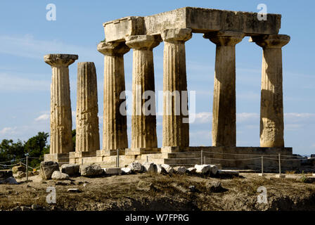 Griechenland. Alt-korinth (polis). Die Ruinen der Tempel des Apollo, 6. Jahrhundert v. Chr.. Dorischen Stil. Region Peloponnes. Stockfoto