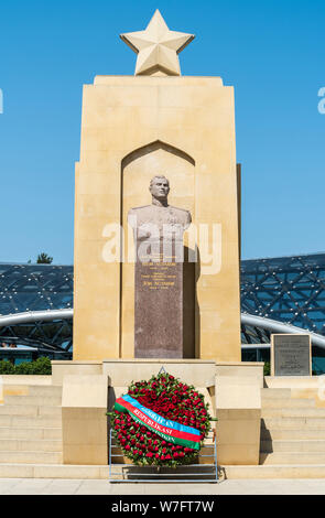 Baku, Aserbaidschan, 11. Mai 2019. Büste von Hazi Aslanov, Aserbaidschanisch major-General der Sowjetischen gepanzerte Truppen während des Zweiten Weltkrieges, auf seinem Grab der A Stockfoto