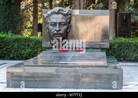 Baku, Aserbaidschan, 11. Mai 2019. Grab von aserbaidschanischen und sowjetischer Dichter, Dramatiker, öffentliche Figur Samad Vurgun (1906-1956) in der Gasse der Ehre in Baku Stockfoto