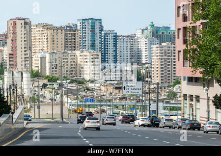 Baku, Aserbaidschan, 11. Mai 2019. Street View auf Abdulla Shaig Straße in Baku, mit Gebäuden und Autos. Stockfoto