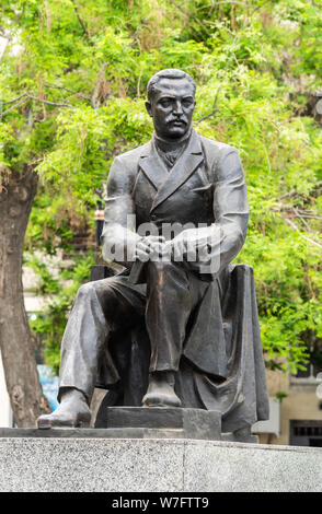 Baku, Aserbaidschan, 11. Mai 2019. Denkmal für Mirza Fatali Akhundov, Aserbaidschanisch Autor, Dramatiker, ultra-nationalistische, Philosoph und Gründer der Az Stockfoto