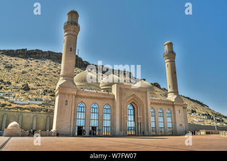 Bibi-Heybat, Baku, Aserbaidschan - Mai 12, 2019. Außenansicht des Bibi-Heybat Moschee in Baku, mit Menschen. Die vorhandene Struktur in den 90er Jahren erbaute Stockfoto