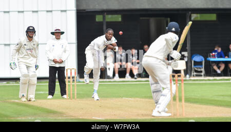 Worsley Großbritannien 6. August 2019 - England schneller Bowler Jofra Bogenschütze in Aktion für die Sussex Zweite elf Cricket Team gegen Gloucestershire Sekunden an der Blackstone Cricket Ground in der Nähe von Worsley Nördlich von Brighton. Jofra Archer hofft, seine Fitness zu beweisen, so dass er gegen Australien in den nächsten Test Match Credit spielen können: Simon Dack/Alamy leben Nachrichten Stockfoto