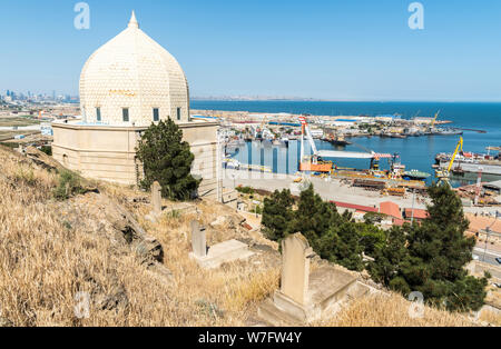 Bibi-Heybat, Baku, Aserbaidschan - Mai 12, 2019. Bibi-Heybat Schrein auf dem Friedhof in der Nähe von Bibi-Heybat Moschee in Baku, mit werftanlagen in der Rückseite Stockfoto