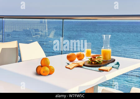 Tabelle für zwei serviert mit einem Frühstück im Freien hotel Balkon mit Meerblick. Stockfoto