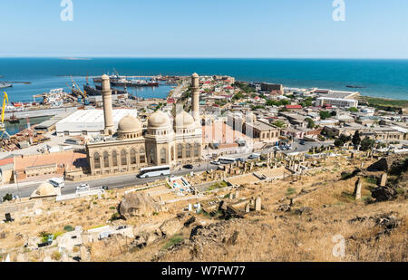 Bibi-Heybat, Baku, Aserbaidschan - Mai 12, 2019. Blick über Bibi-Heybat Moschee in Baku, mit Werft, am Kaspischen Meer und Bibi-Heybat Regelung ich Stockfoto