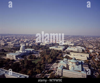 Luftaufnahme von Washington, D.C., Blick nach Norden zeigt die U.S. Capitol auf der linken Seite, und die Bibliothek des Kongresses Jefferson Gebäude auf der rechten Seite Stockfoto