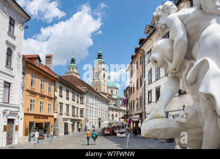 Menschen, Besucher und Touristen in Ljubljana Marktplatz vor dem neuen Robba Brunnen Stritarjeva ulica Altstadt Ljubljana Slowenien Eu Europa Stockfoto