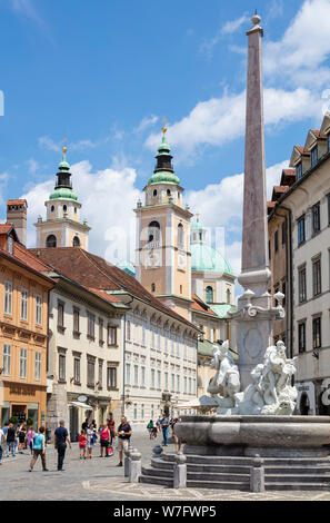 Menschen, Besucher und Touristen in Ljubljana Marktplatz vor dem neuen Robba Brunnen Stritarjeva ulica Altstadt Ljubljana Slowenien Eu Europa Stockfoto