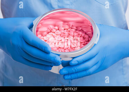 Ungeschweißten Wachs für Haarentfernung in Händen. Stockfoto