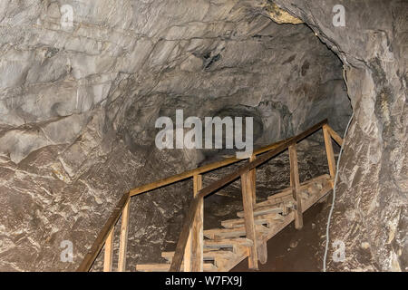 Blick auf eine Holztreppe, für Besucher, Touristen, die sich in einer großen Höhle befindet. Stockfoto