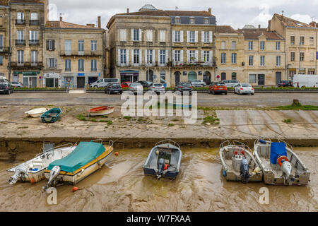 Kleine Boote auf dem schlammigen Wohnungen der La Saugeron Mündung Hafen bei Ebbe in Blaye, in der Nähe von Bordeaux angesiedelt, im Département Frankreichs. Stockfoto