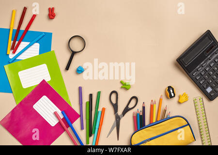 Flach Foto von Arbeitsbereich Schreibtisch mit Schule Zubehör oder Bürobedarf. Stockfoto