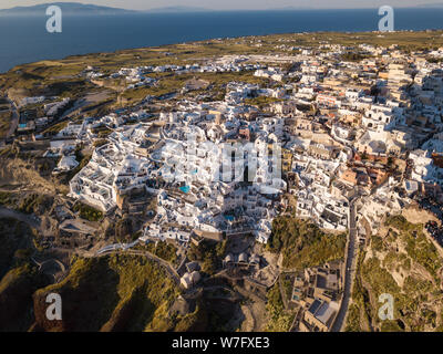 Luftaufnahme der Insel Santorini, Griechenland, das Dorf Oia mit Windmühlen und weißen Häusern. Sonnenuntergang Blick auf romantische Insel von quadcopter Stockfoto