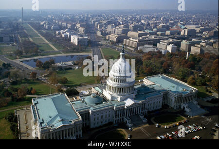 Luftaufnahme der U.S. Capitol im Vordergrund zur National Mall und Pennsylvania Avenue, Washington, D.C Stockfoto