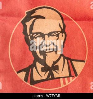 Moskau, Russland, 11. Oktober 2018: KFC-Logo auf dem Papier Beutel der Colonel Sanders, Gründer von KFC. Stockfoto