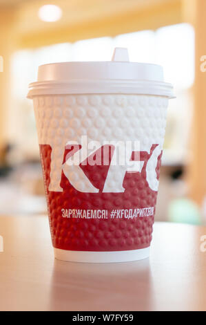 Moskau, Russland, 11. Oktober 2018: Kaffee im Pappbecher mit KFC-Logo auf dem Tisch bei KFC. Stockfoto