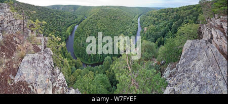 Thaya Tal panorama Luftbild des Flusses durch dichten Mischwald und steile Felsen eingerahmt. Stockfoto