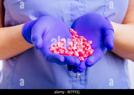 Ungeschweißten Wachs für Haarentfernung in Händen. Stockfoto