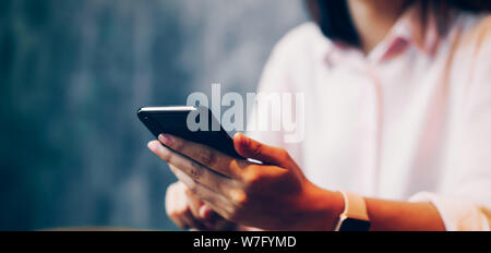 Frau ein Smartphone, Mock up Holding der leere Bildschirm. mit Handy auf Cafe. Technologie für Kommunikation Konzept. Stockfoto