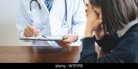 In der Nähe von Doktor erklären Symptome von Patienten, Gesundheitswesen und Medizinische. Und sitzenden Patienten hören und mit Stress. Stockfoto