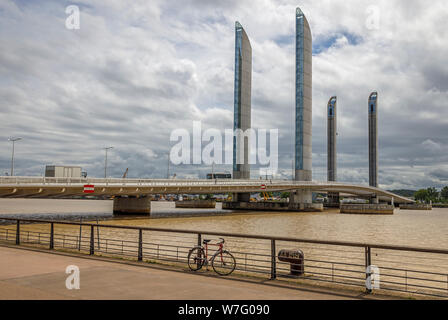 2013 Jacques Chaban-Delmas Brücke Pont Jacques Chaban-Delmas, über dem Fluss Garonne, Bordeaux, Frankreich. Heben Sie die längste Brücke in Europa. Stockfoto