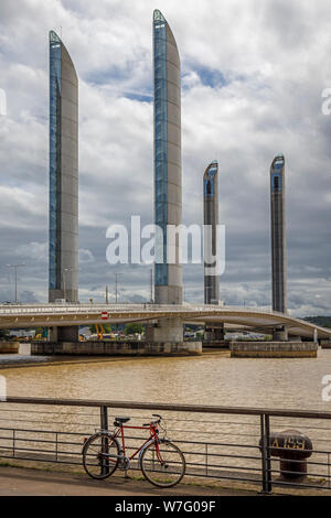 2013 Jacques Chaban-Delmas Brücke Pont Jacques Chaban-Delmas, über dem Fluss Garonne, Bordeaux, Frankreich. Heben Sie die längste Brücke in Europa. Stockfoto