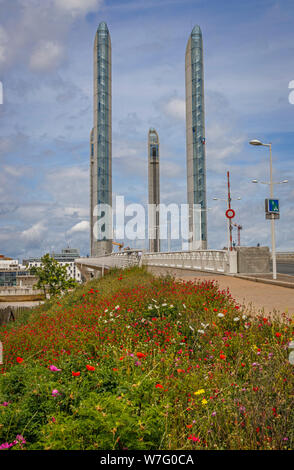 2013 Jacques Chaban-Delmas Brücke Pont Jacques Chaban-Delmas, über dem Fluss Garonne, Bordeaux, Frankreich. Heben Sie die längste Brücke in Europa. Stockfoto