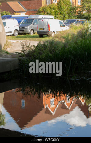 Reflexionen der Häuser in der Dorset Stour Fluss in Gillingham North Dorset England UK GB Stockfoto