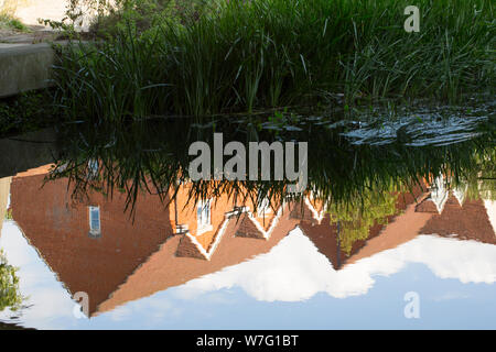 Reflexionen der Häuser in der Dorset Stour Fluss in Gillingham North Dorset England UK GB Stockfoto